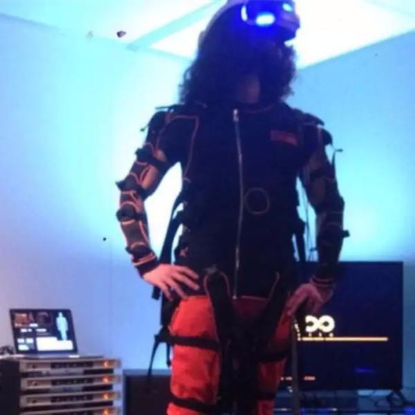 穿戴全身VR设备后玩《Rez无限》是种什么体验？