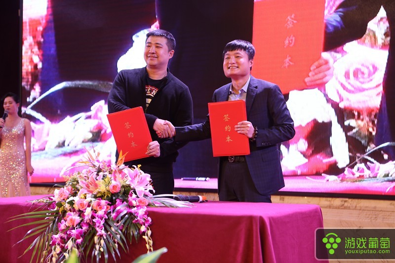 图3：陈亮（右）与赵晓彪（左）完成签约仪式.jpg