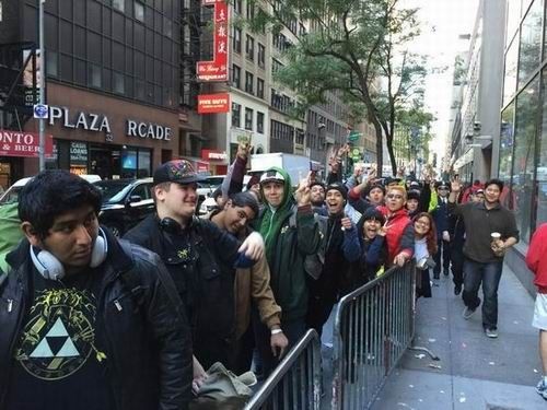 今年9月26日，海外玩家在任天堂专卖店前排队等待购买《塞尔达无双》