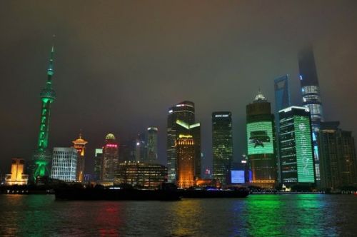 为庆祝国行Xbox One上市，上海东方明珠电视台也变成了绿色